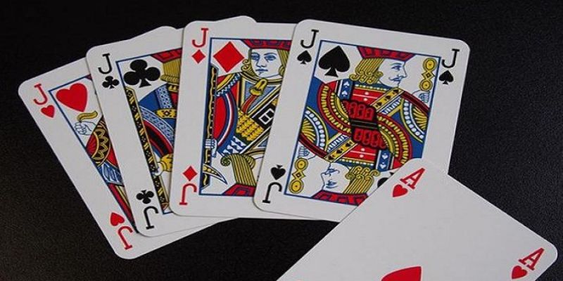 Bài tứ quý chặt được gì trong ván game tiến lên?