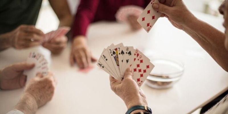 Dụ đối thủ đánh ra quân bài 2 để hạn chế bị chặt bài